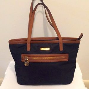 Authentic Michael Kors Bag - Black w/Zippered Closure❣️